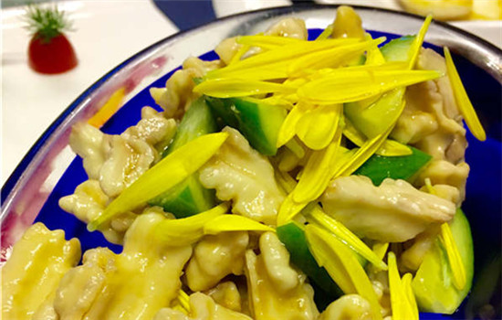 Deep-fried bamboo worms, locusts and flowers are common dishes in Yunnan.