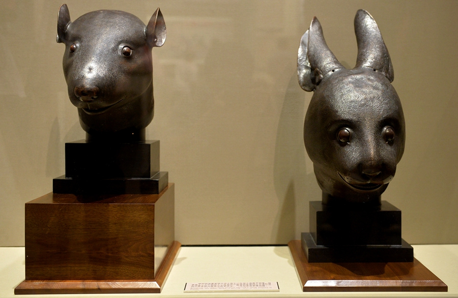 Bronze rabbit and rat head statues. (Photo/Xinhua)