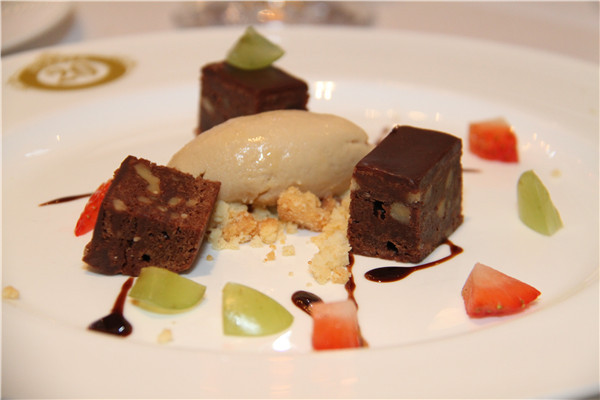 Browny with hazelnut ice cream. (Photo provided to China Daily)