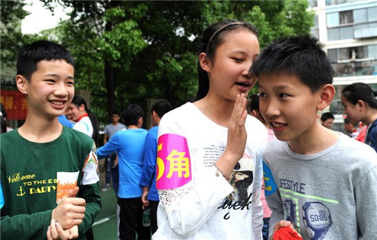 Students participate in an anti-bullying session at a primary school in Hefei, Anhui province. (Photo by HAN SUYUAN/CHINA NEWS SERVICE)