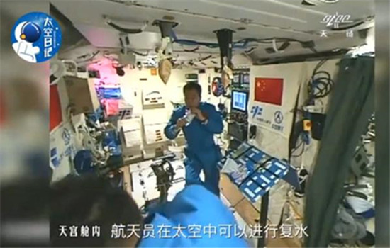 Screenshot of a video that shows astronaut Jing Haipeng drinks tea in Tiangong II space lab.