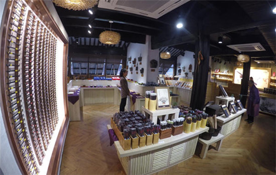 The chopsticks shop in Wuzhen displays a wall of chopsticks and paintings of the whole chopstick-making process and Chinese dining customs. (Yang Feiyue/China Daily)