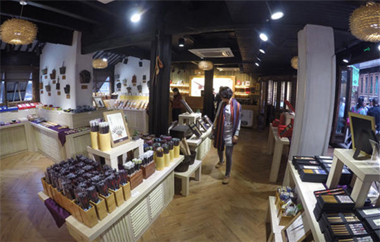 The chopsticks shop in Wuzhen displays a wall of chopsticks and paintings of the whole chopstick-making process and Chinese dining customs.