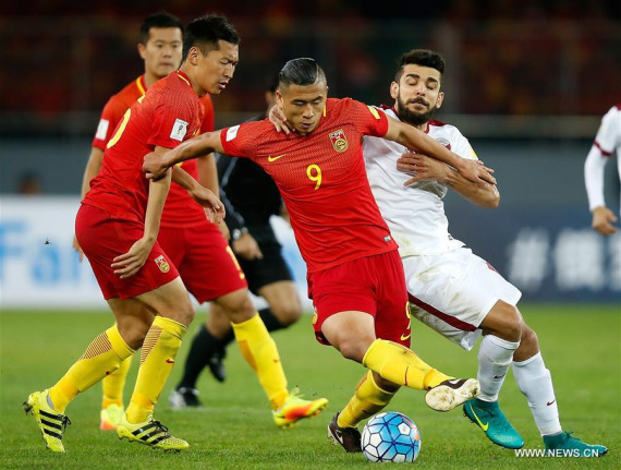  China's Zhang Yuning (2nd R) vies for the ball with Qatar's Luiz Junior during their Russia 2018 FIFA World Cup qualification match in Kunming, southwest China's Yunnan Province, Nov. 15, 2016. (Photo: Xinhua/Wang Lili)
