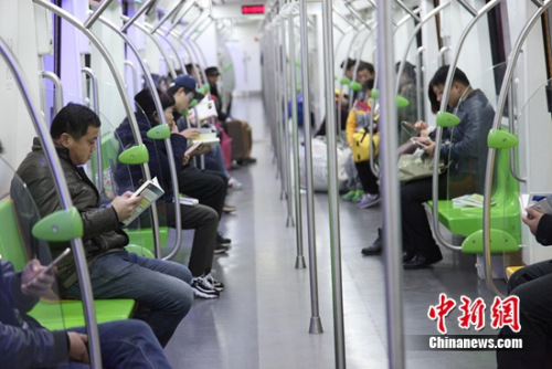 People read books scattered on the subway in the morning. (Photo/Chinanews.com)