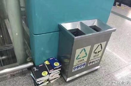 Some of the scattered books are piled near trashcans by subway cleaners. (Photo/Weibo.com)