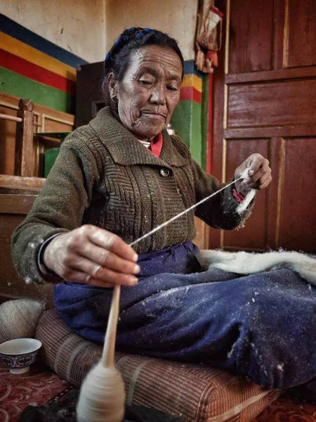 Tibetan craftswoman. (Photo provided to chinadaily.com.cn)