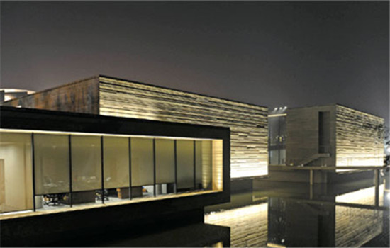 Before Mu Xin passed away in 2011, he had taken a look at the museum design and said: Ah! Wind, water and a bridge! This summarizes the core design concept of the building and its surroundings in his hometown. Bridging is the very metaphor that vividly depicts his devotion to the integration of cultural elements of Asia and the West. (Photos Provided To China Daily)