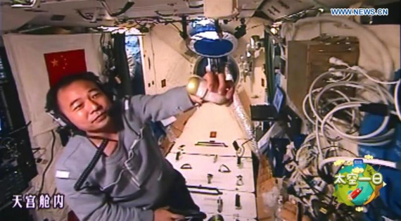 Astronaut Jing Haipeng introduces an installation for sericulture in the space lab Tiangong-2, Nov. 17, 2016.(Photo/Xinhua)