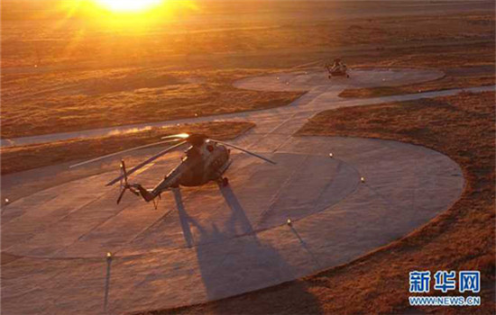 Helicopters are ready to welcome the two astronauts back to the Earth. (Photo/Xinhua)