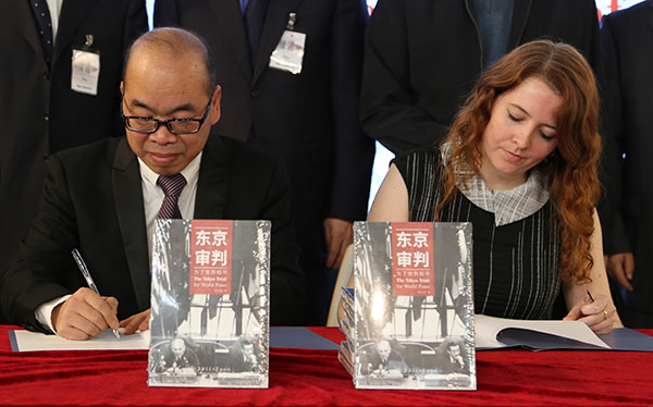 The signing ceremony for transferring the English rights of the book in Romania took place at the book festival. (Photo/Xinhua)
