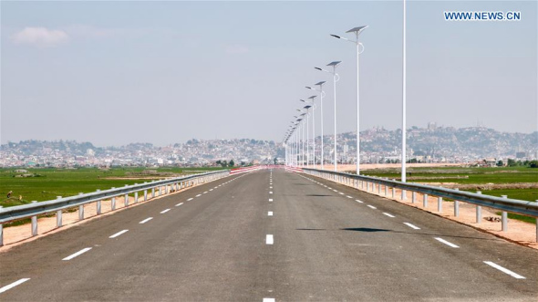 Photo taken on Nov. 12, 2016 shows a newly-built road which links Madagascar's capital Antananarivo and the road to the Ivato International Airport in Madagascar. The new road built by China was inaugurated in Antananarivo on Friday as part of the preparation work for the Summit of French speaking countries (La Francophonie) scheduled to be held in the country from Nov. 21 to 27. (Xinhua/Wen Hao)