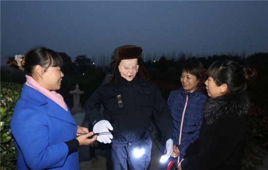 A female patrol guard guides the robot while other two watch. (Photo/People's Daily Online)