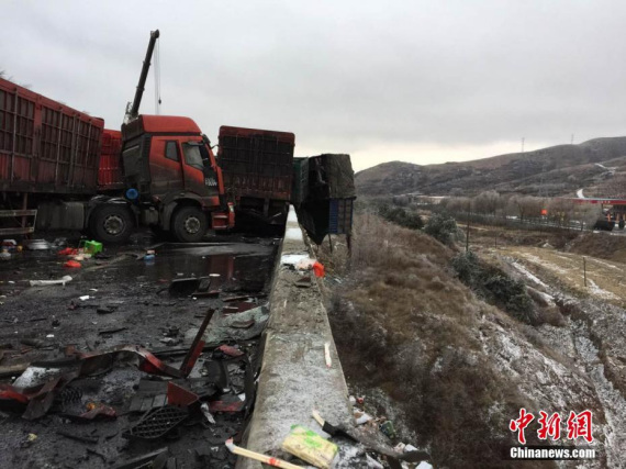 Vehicles pile up on a Beijing-Kunming expressway in an accident in north China's Shanxi Province,Nov. 21, 2016. (Photo/Chinanews.com)