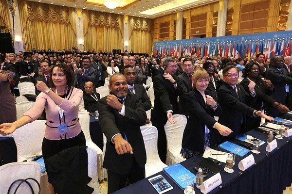 Participants of the 9th Global Conference on Health Promotion take time out to stretch in Shanghai yesterday. More than 100 mayors from across the globe are at the conference.(Wang Rongjiang)