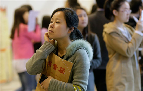 Job seekers attend a recruitment fair especially arranged for companies in the Optical Valley in Wuhan, Hubei province. (Sun Chen / For China Daily)