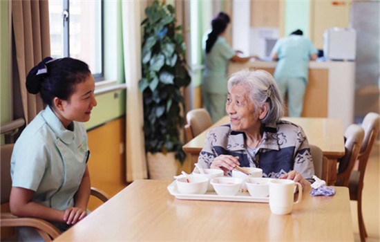 An undated photo shows an elderly woman dining at a nursing home in Hangzhou. (Sun Yidou/For China Daily)
