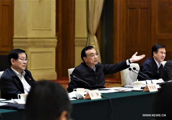 Chinese Premier Li Keqiang (C) presides over a meeting on simplifying administrative procedure and delegating power, in Shanghai, east China, Nov. 21, 2016. (Photo: Xinhua/Rao Aimin)