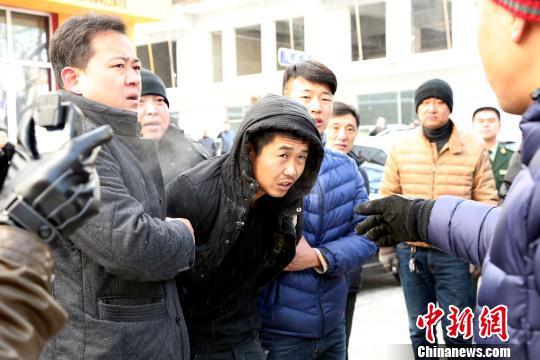 A bank robbery suspect is nabbed in Mishan City, northeast China's Heilongjiang Province, Nov. 22, 2016. (Photo/Chinanews.com)