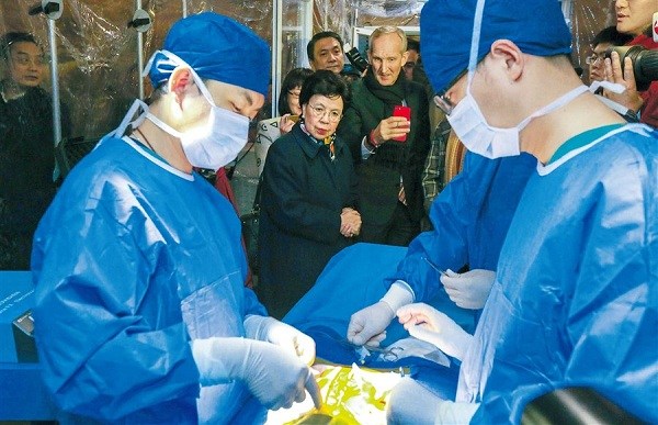 Margaret Chan (center), the World Health Organizations director-general, watches mock surgery in a field hospital set up by the China International Emergency Medical Team in Shanghai yesterday on the sidelines of the Global Conference on Health Promotion. The team has been certified by the WHO to help people around the world affected by disasters and disease.(Wang Rongjiang)