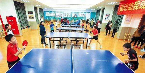 Students at the Julu Road No. 1 Primary School play table tennis during class breaks. While the school is famous for cultivating table tennis stars, the game is also a tool for the school to promote student health.(Ye Chenliang)