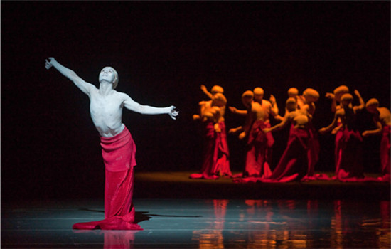 The ongoing dance festival at the National Center for the Performing Arts in Beijing includes Israel's Batsheva Dance Company's DecaDance, Zhang Jigang's dance drama Thousand-Hand Bodhisattva,Jin Xing's Shanghai Tango and New York-based Shen Wei's modern dance piece Folding (above). (Photo provided to China Daily)