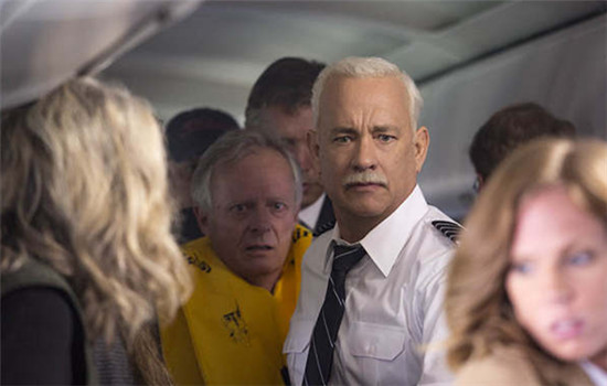 A still photo in the biopic drama Sully shows the title role is rescuing the passengers. (Photo provided to China Daily)