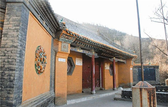 The photo shows the Yuanshen Temple in Jiexiu city of Shanxi province before the piece was stolen. (Photo provided to China Daily）