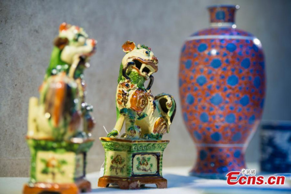 Ten valuable ceramic pieces are donated to the National South China Sea Museum in south China's Hainan Province on November 23, 2016.  (Photo: China News Service/Luo Yunfei)