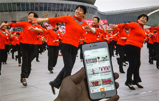 Public square dancing is very popular among women who want to live a more healthy and leisurely life. (ZHANG XIAOYU/CHINA DAILY)
