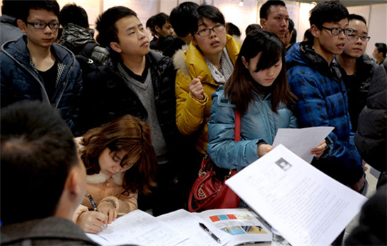Students take part in a job fair in Chongqing. (Photo by Yu You/For China Daily)