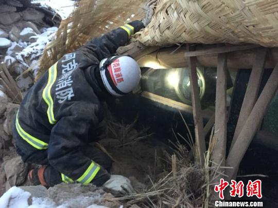 A rescuer works at a quake-hit sheepfold in Xinjiang's Akto County, Nov. 27, 2016. (Photo/Chinanews.com)
