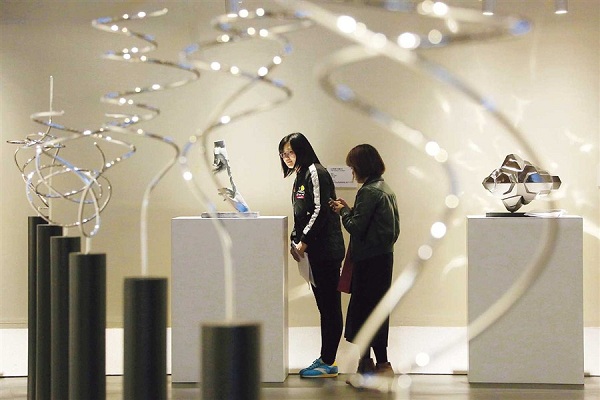 Visitors look at exhibits on Tsung-Dao Lees particle physics theories yesterday at Shanghai Jiao Tong University where a Tsung-Dao Lee Institute was launched.(Wang Rongjiang)