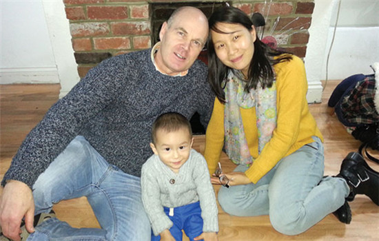 Steve Bearns with his wife Mary Xia Zu and their son Ryan in November 2015. (Photo/China Daily)