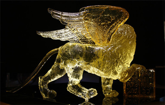 A honey-colored Venetian lion made out of sugar becomes an attraction at a recent Italian embassy event in Beijing. (Photo provided to China Daily