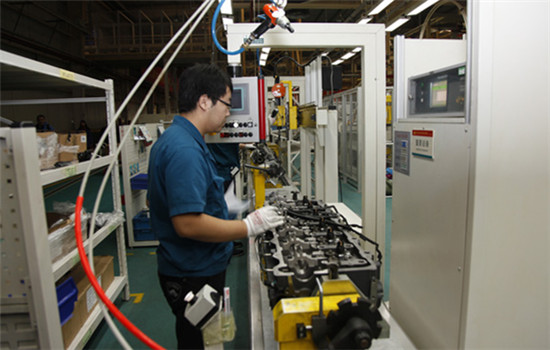 A worker oversees the production line at the Jinan plant of Sinotruk.(Photo by Zheng Tao/China Daily)