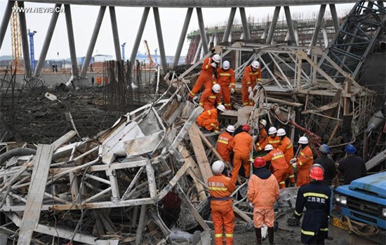Rescuers work at the accident site at the Fengcheng power plant in East China's Jiangxi province, Nov 24, 2016.  (Photo/Xinhua)