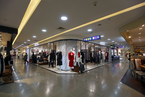 Many traditional department stores along Nanjing Road must transform and upgrade in order to cater to the new demands of younger customers and to compete with e-retailers. (Photos: Yang Hui/GT)