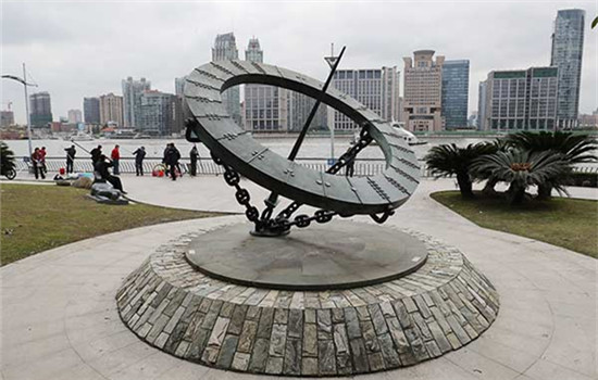 A sculpture that is accused of being a copy of an iconic statue in London is seen along the Huangpu River in Shanghai on Tuesday. (GAO ERQIANG/CHINA DAILY)