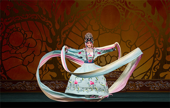 A Peking Opera artist from the Jingju Theater Company of Beijing performs in the United States in 2013.(Photo provided to China Daily)