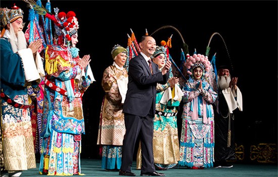 Late Peking Opera artist Mei Baojiu, son of Peking Opera master Mei Lanfang, went on stage after a US performance in 2013.(Photo provided to China Daily)