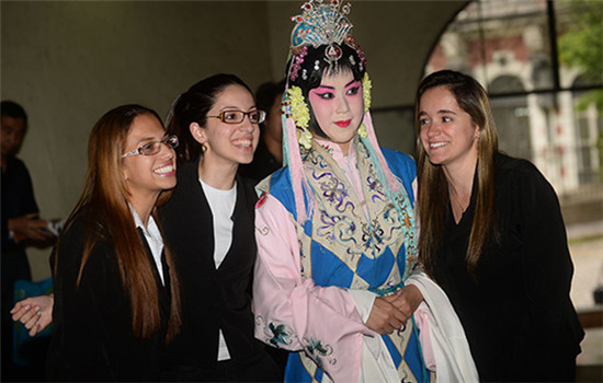 Audience members meet a Peking Opera player during the troupe's tour in Brazil.(Photo provided to China Daily)