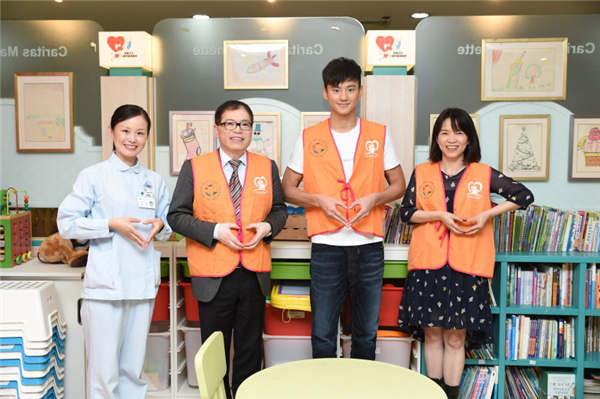 Ning Zetao (second from right) promotes a charity event with Nu Skin members. (Photo provided to China Daily) Ning Zetao (second from right) promotes a charity event with Nu Skin members. (Photo provided to China Daily)