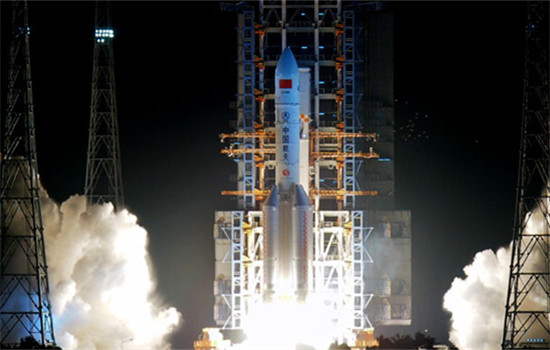 The Long March-5 blasts off from Wenchang Space Launch center in South China's Hainan province.(Photo by Su Dong for China Daily)