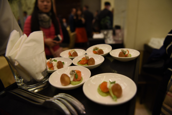 Sampling dishes featuring Canadian salmon, quail egg and avocado. (Photo provided to Ecns.cn)