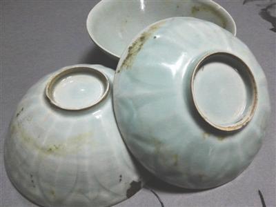 Ceramic bowls found in the iron pot. (Photo/Chengdu Economic Daily)