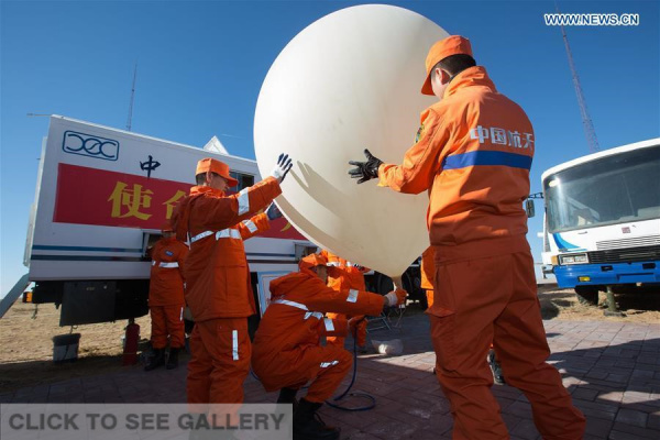 Meteorological staff members launch a weather balloon at the landing area for Shenzhou-11 spacecraft, north China's Inner Mongolia Autonomous Region, Nov. 16, 2016. (Photo/Xinhua)