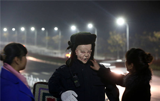 A female patrol guard dresses the robot. (Photo/People's Daily Online)