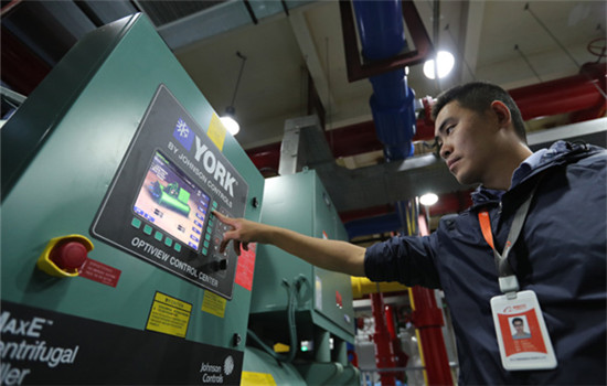 An engineer adjusts equipment at a refrigeration room at a digital center of Alibaba in Zhangbei county, North China's Hebei province, Sep 11, 2016. (He Guang / For China Daily)