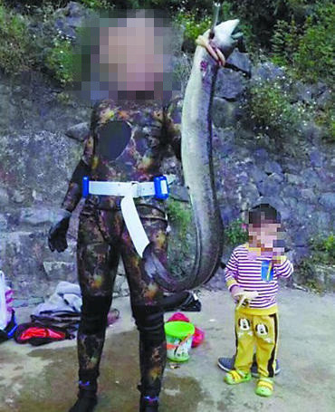 Picture posted on Weibo shows a man posing with a eel he killed. (Photo from web)
